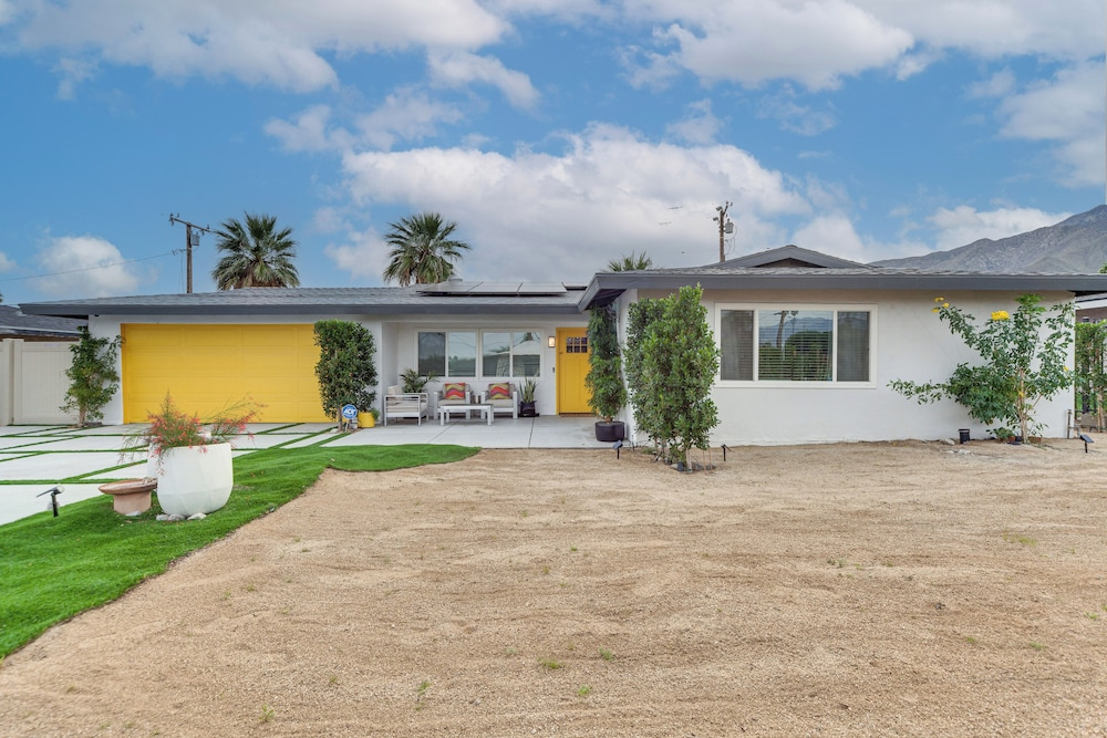 Luxurious Snowbird Haven 3 Mi to Dtwn Palm Springs