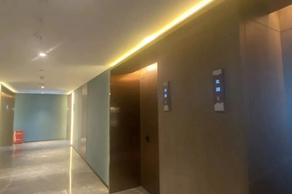 Lobby & Reception