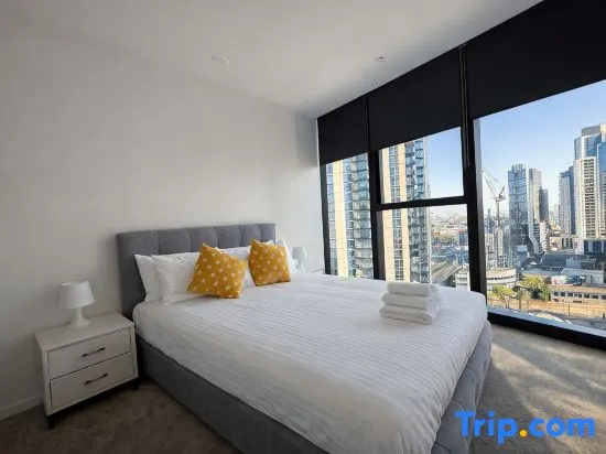 Skyline Stays | Luxury 2B2B High-Rise Suite