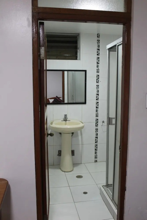 標準的五人家庭客廳，帶有庭院景觀。