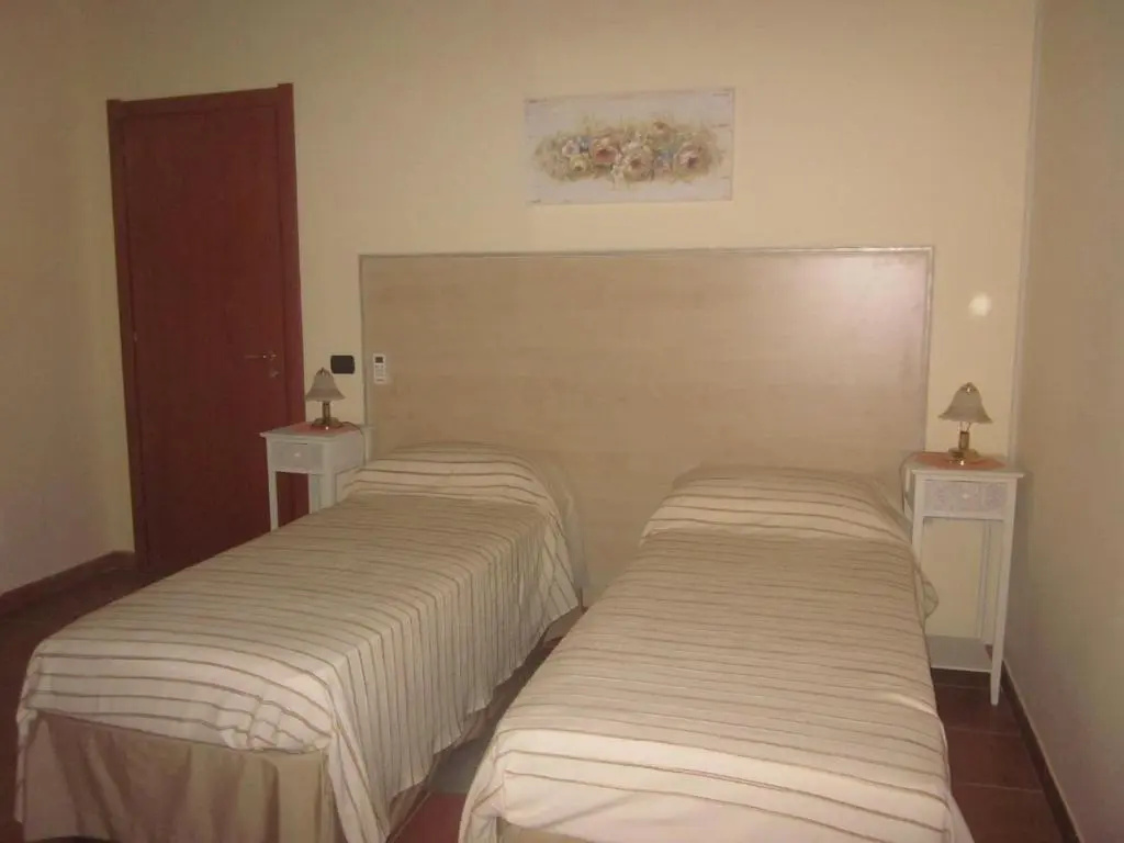 Deluxe Double room (full double bed)