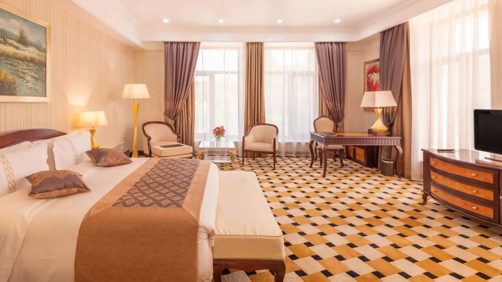 Люкс с 2 комнатами в Royal Tulip Almaty