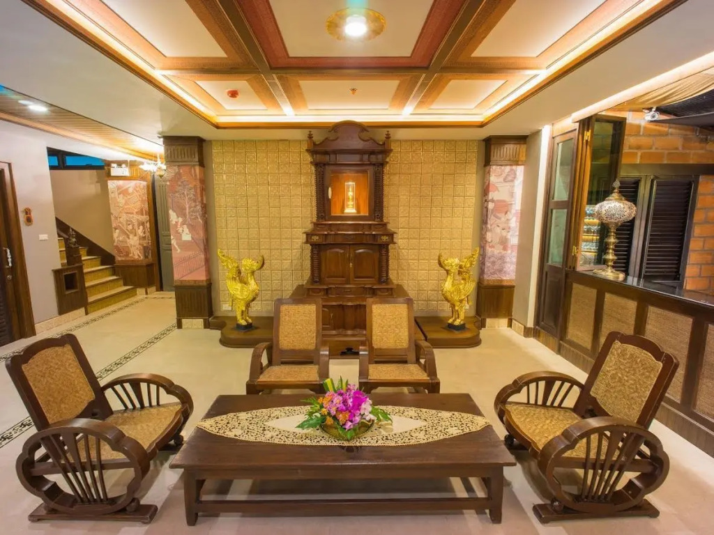 Grand Double Suite with city view full double bed