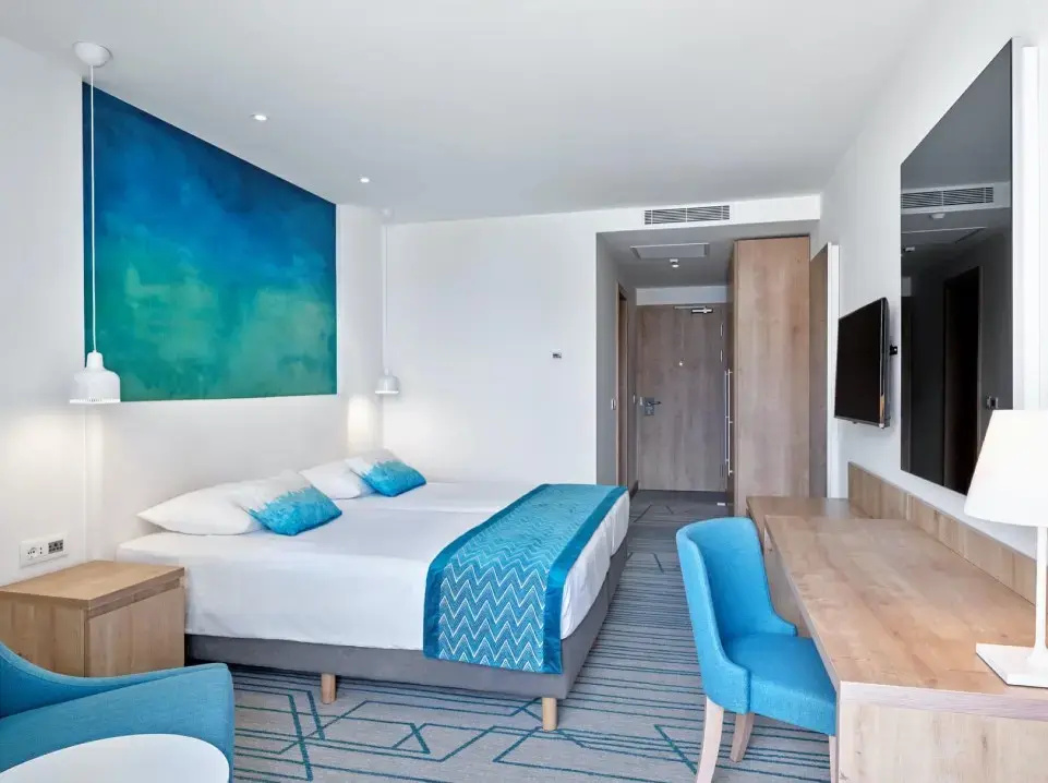 Superior Quadruple room with partial sea view