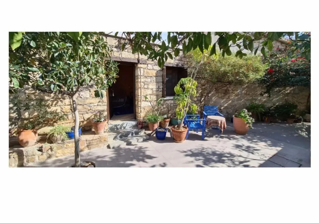 Lovely 1-bedroom rental with ensuite and parking.