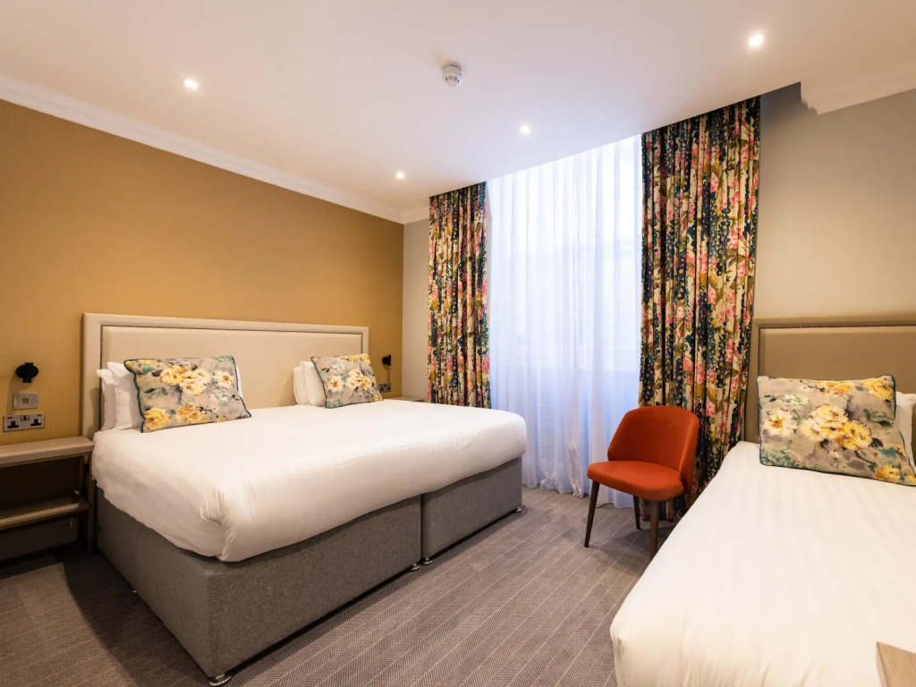 Standard Triple room