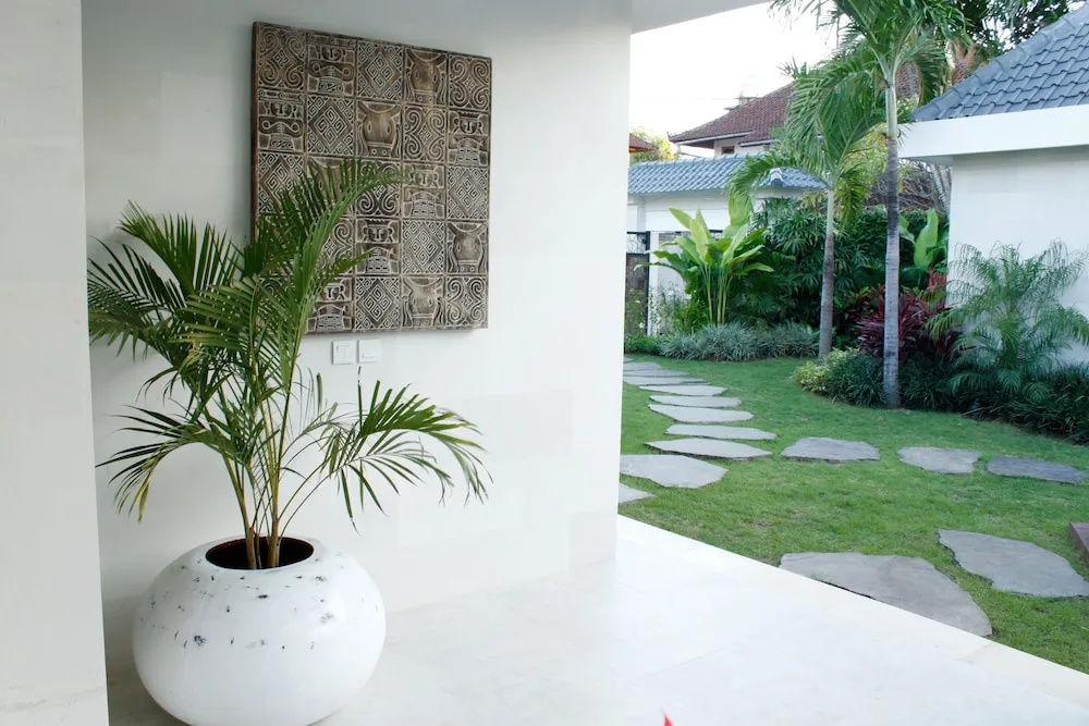 Seminyak White Design Villa
