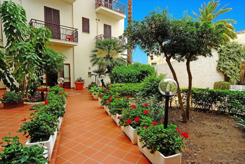 Superior Double room with garden view (full double bed)