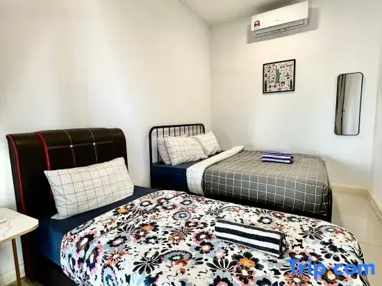 4 bedder D’Pristine condo 22-25 opp legoland (13pax)