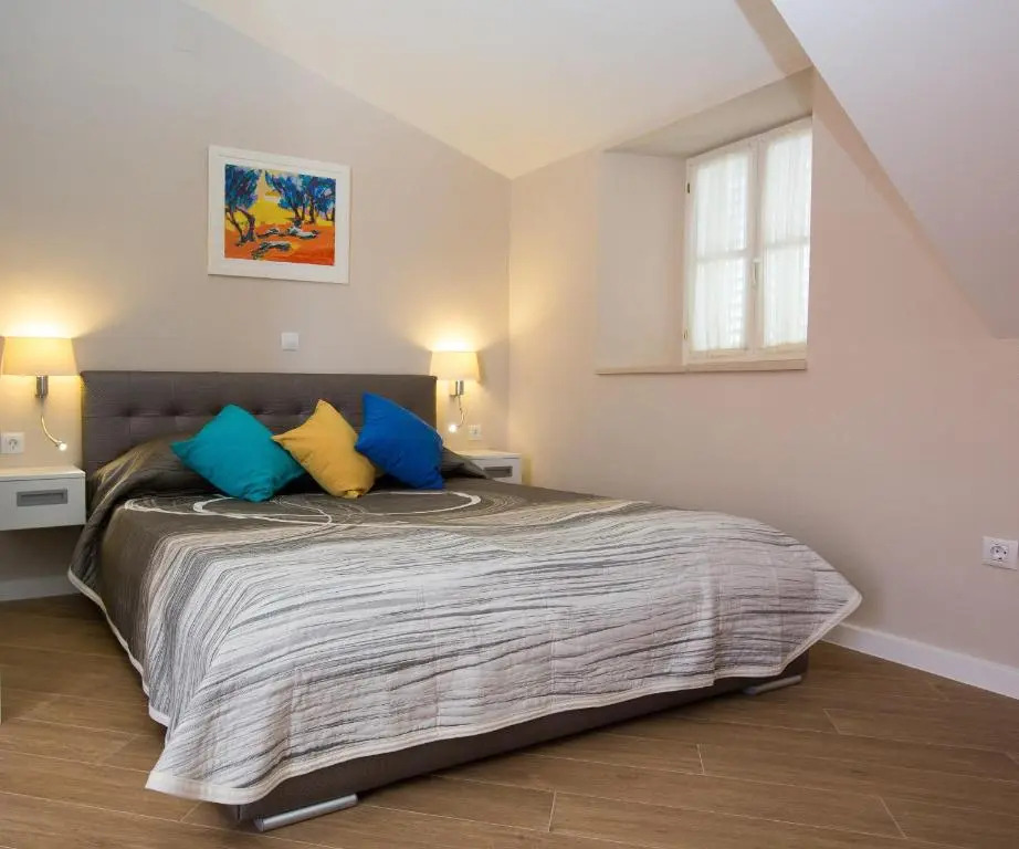 豪華雙人房，設有露台及大床