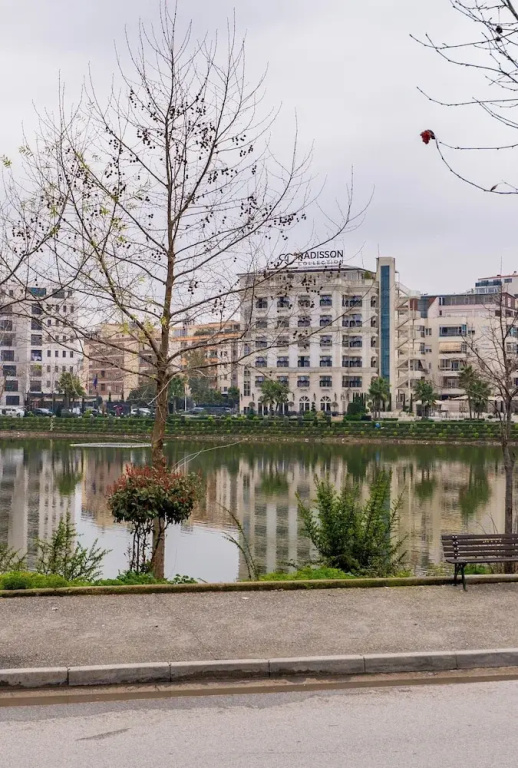 Tirent Apartment-Modern 1-Bedroom Stay Near Liqeni i Thatë