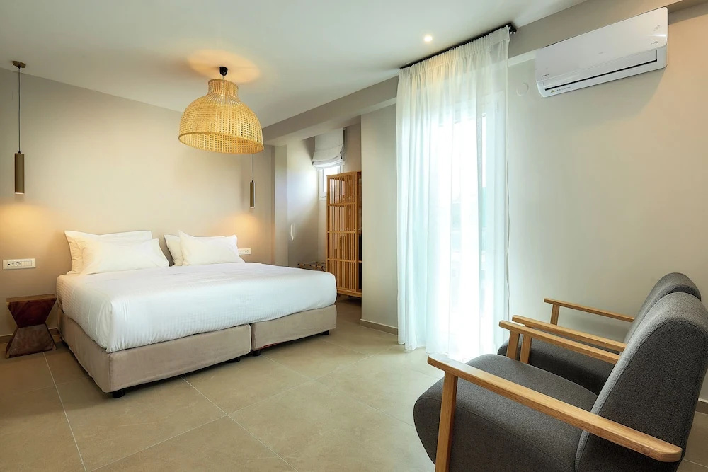 Superior Double room with balcony (full double bed)