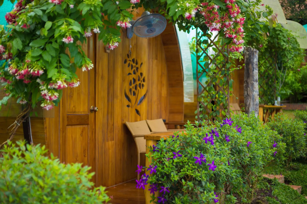 Bungalow with pool view