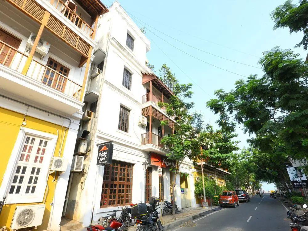 OYO Home 10911 Sea View 3BHK White Town