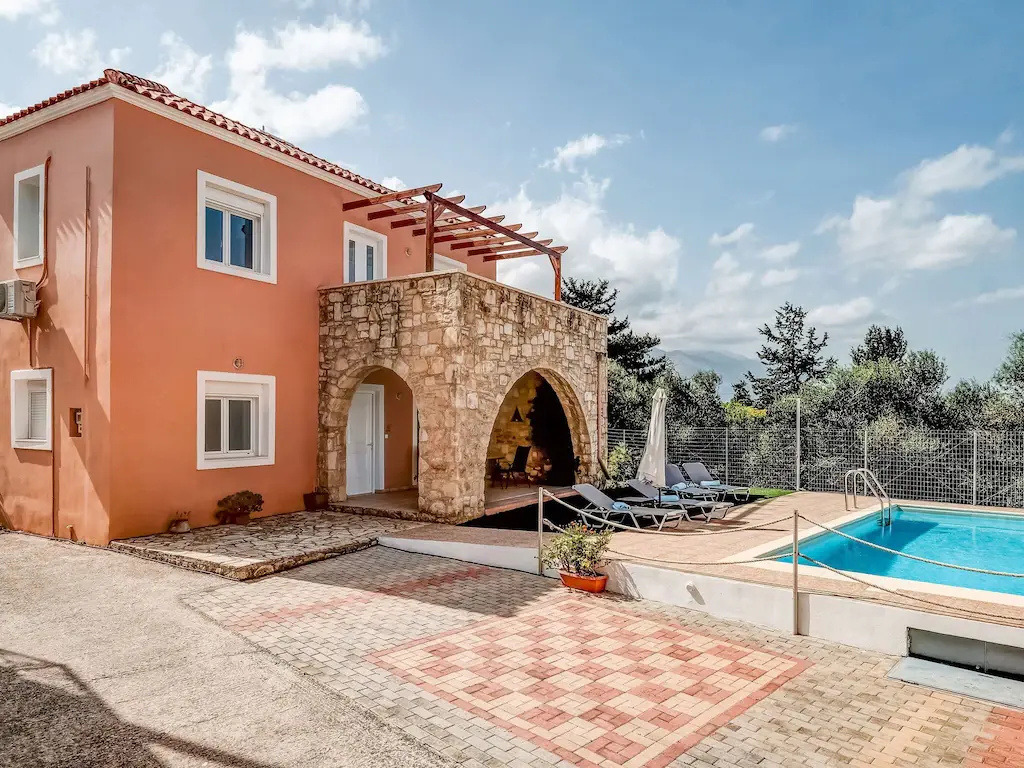 Villa in Kalamitsi Near White Mountains