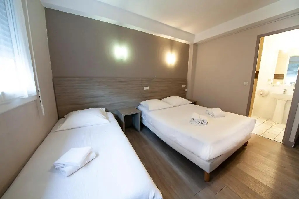 Standard Triple room