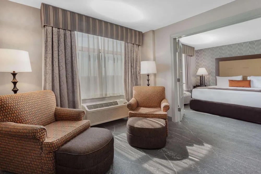 Wingate by Wyndham Tinley Park - Tap to explore photos