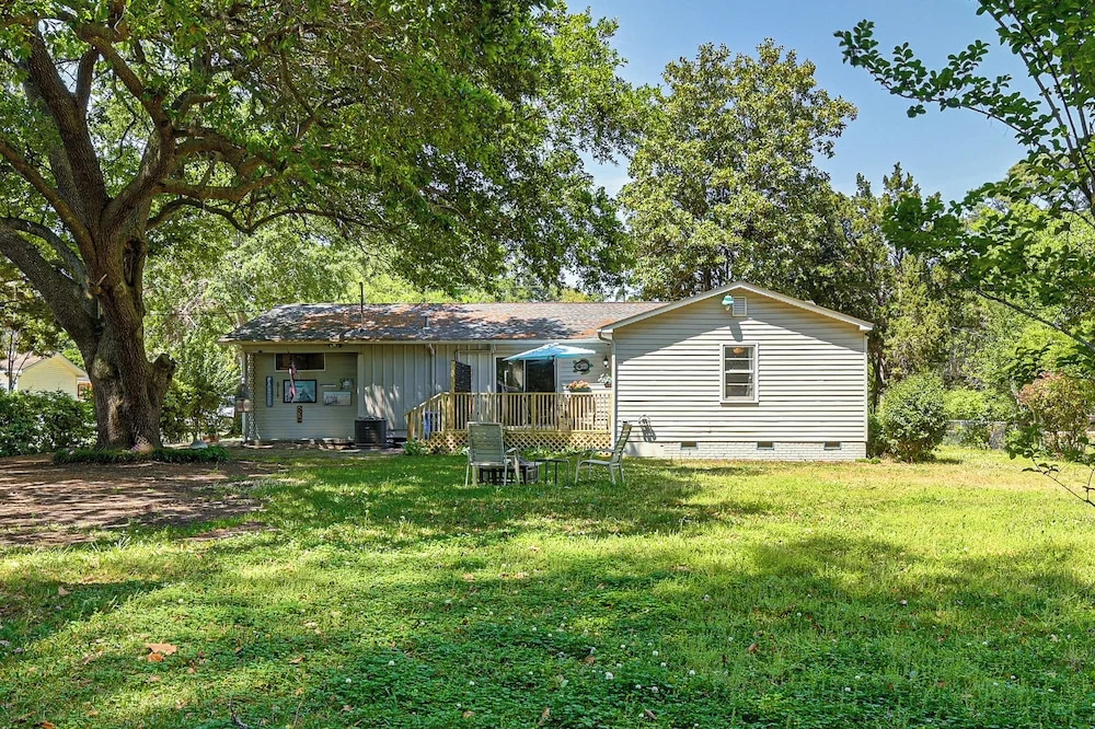 2 Mi to Myrtle Beach Boardwalk: Home w/ Yard!