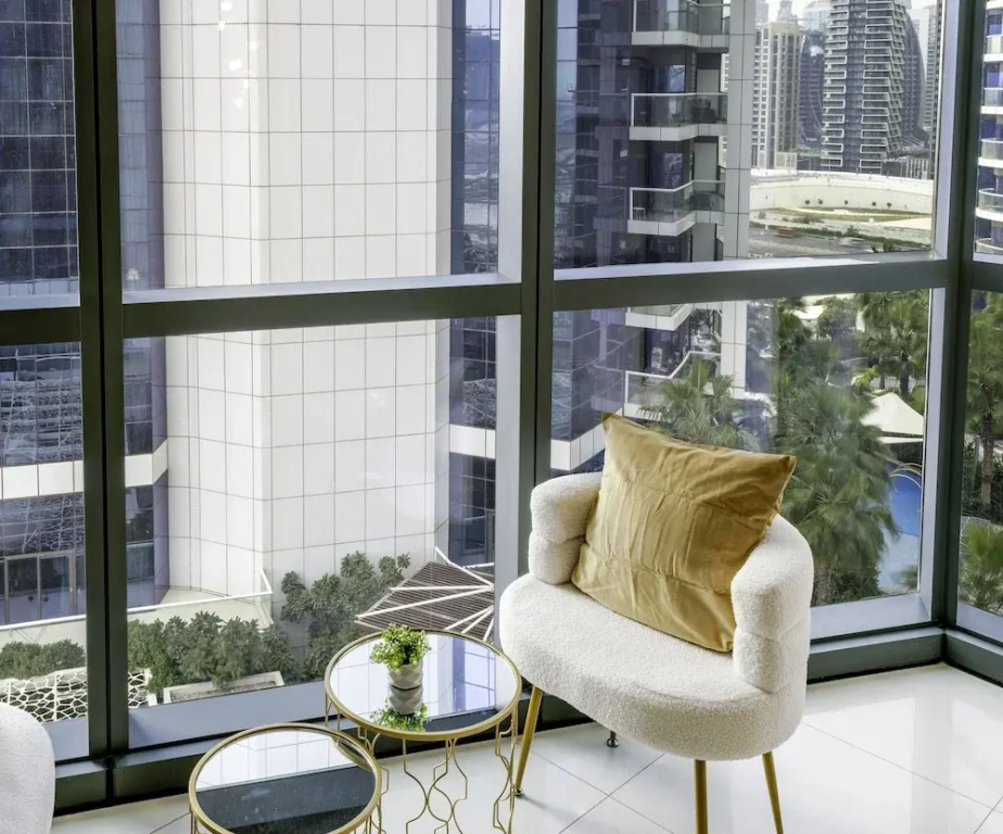 Glamorous 2BR in Damac Paramount Tower