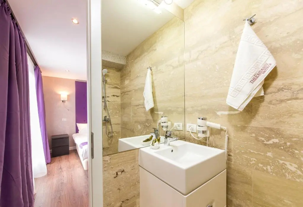 Deluxe Double room (full double bed)