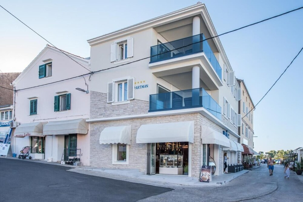 Good Life Deluxe Seafront Apartment