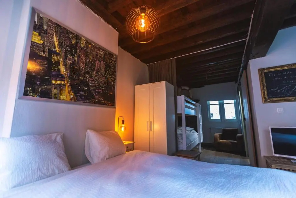 Deluxe Double Suite (full double bed)