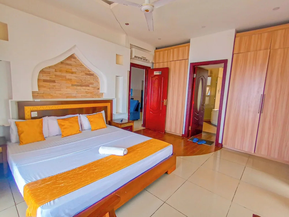 Sea Breeze Beachfront Apartments - фото 15