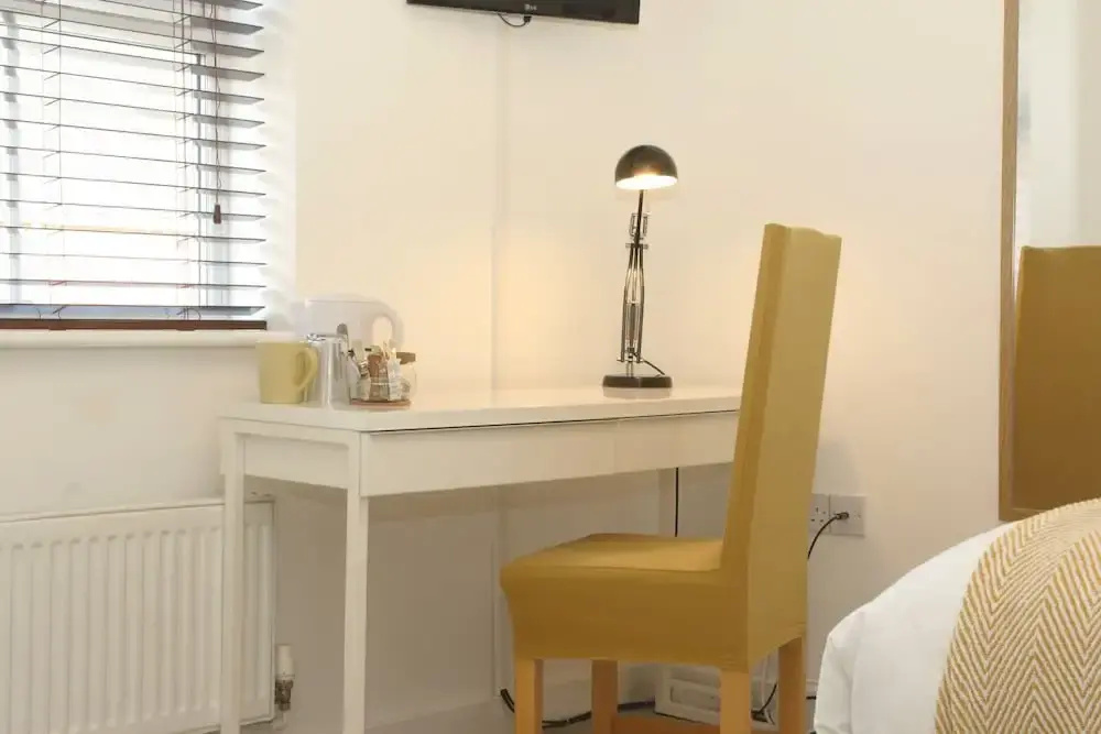 Modern 4 Bed Townhouse with Parking