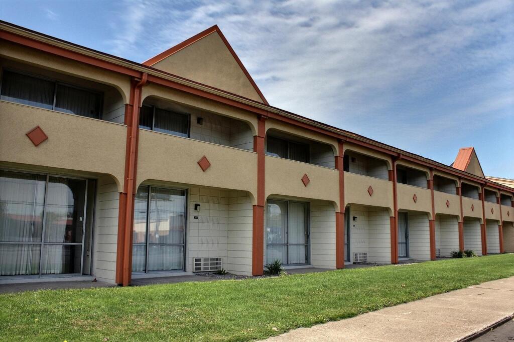 Red Roof Inn Niagara Falls image