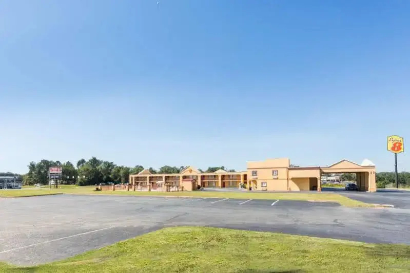 Super 8 Motel - Forsyth