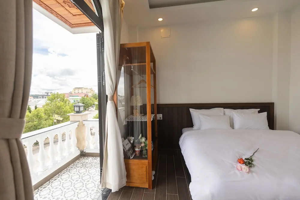 Deluxe Double room (full double bed)