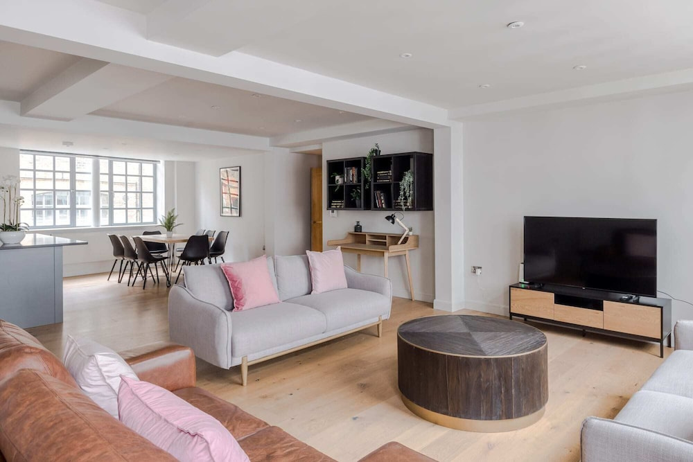 The Eyre Suite Five - Farringdon - by Frankie