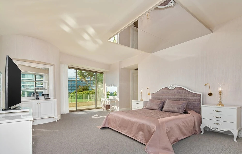 1 Bedroom Royal Suite with balcony