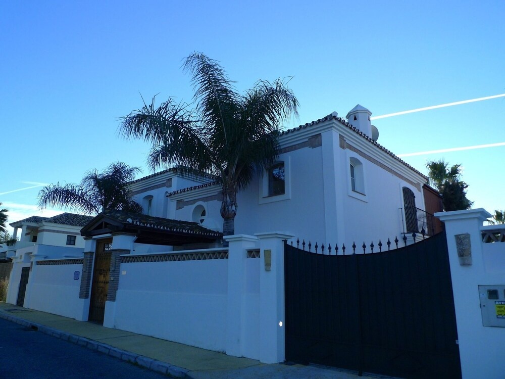 Villa With 4 Bedrooms in Marbella, With Wonderful sea View, Private Po