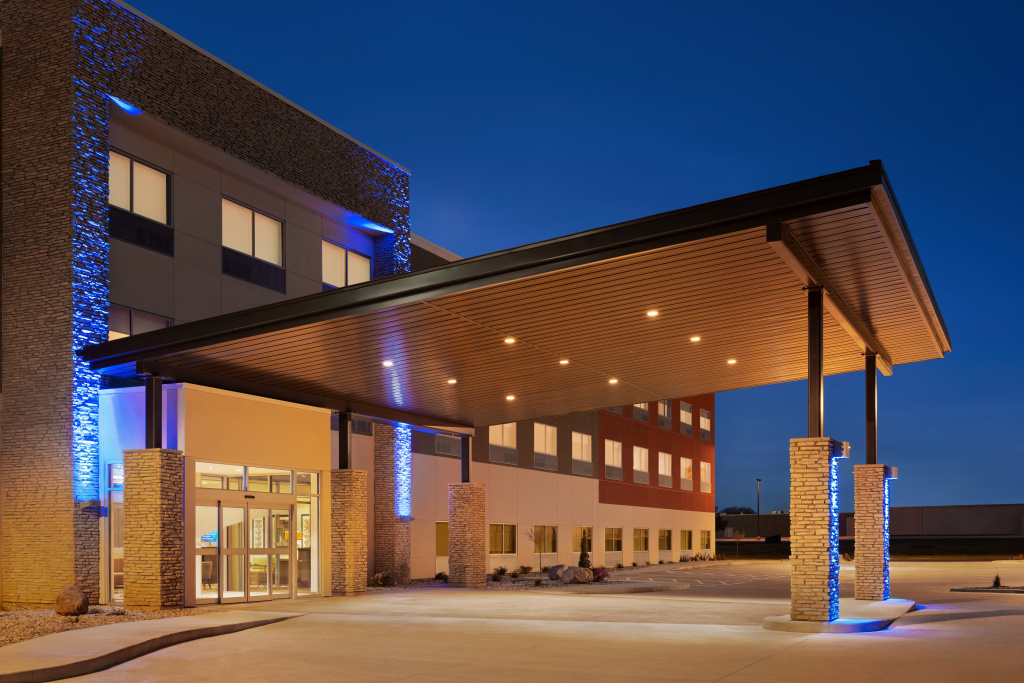Holiday Inn Express & Suites Beaver Dam by IHG