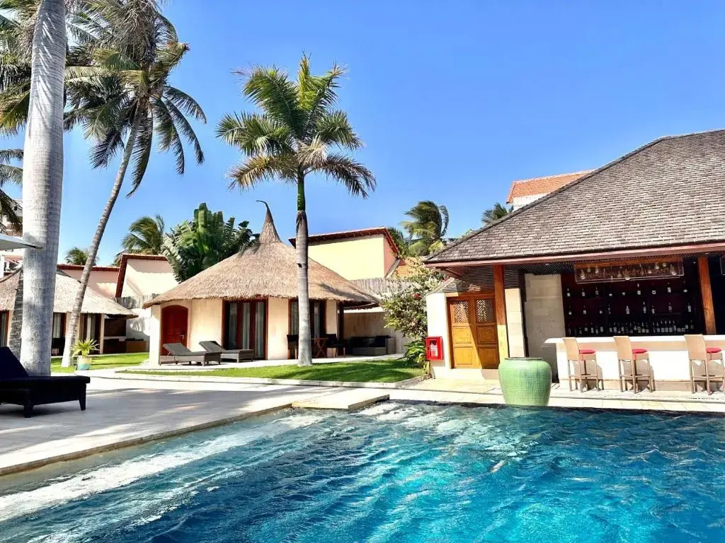 Cottage with pool view