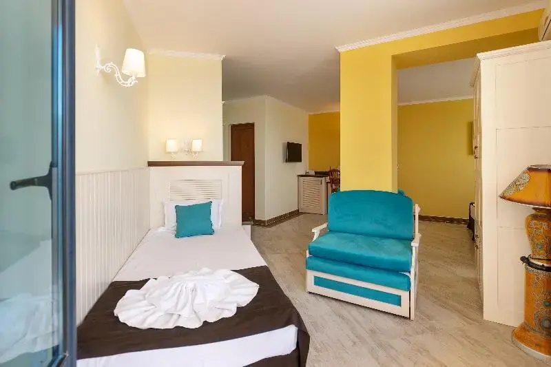 Standard Triple room with balcony