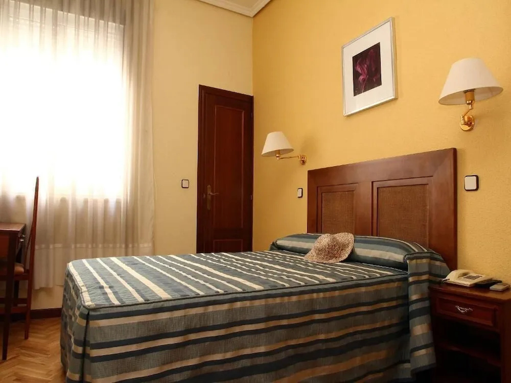 Classic Double room with balcony (full double bed)