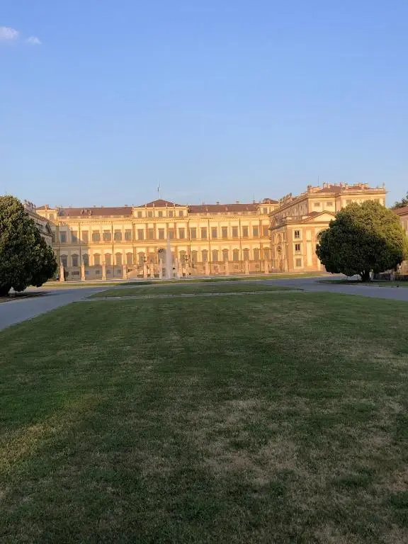 One bedroom appartement with city view enclosed garden and wifi at Monza