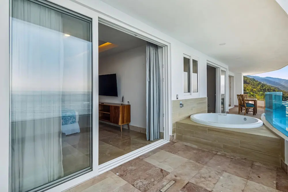Stunning Oceanfront Apartment With Breathtaking Views and Luxurious Amenities