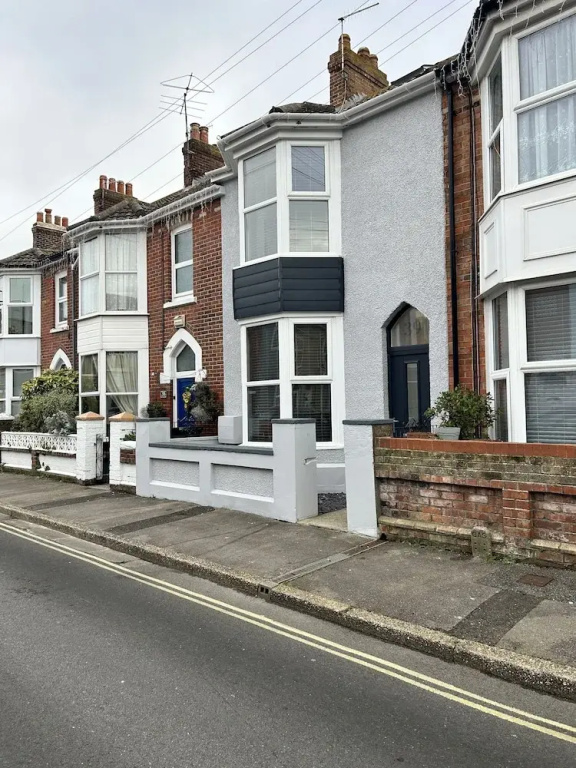 House - Sleeps 6, Pet Friendly & Courtyard