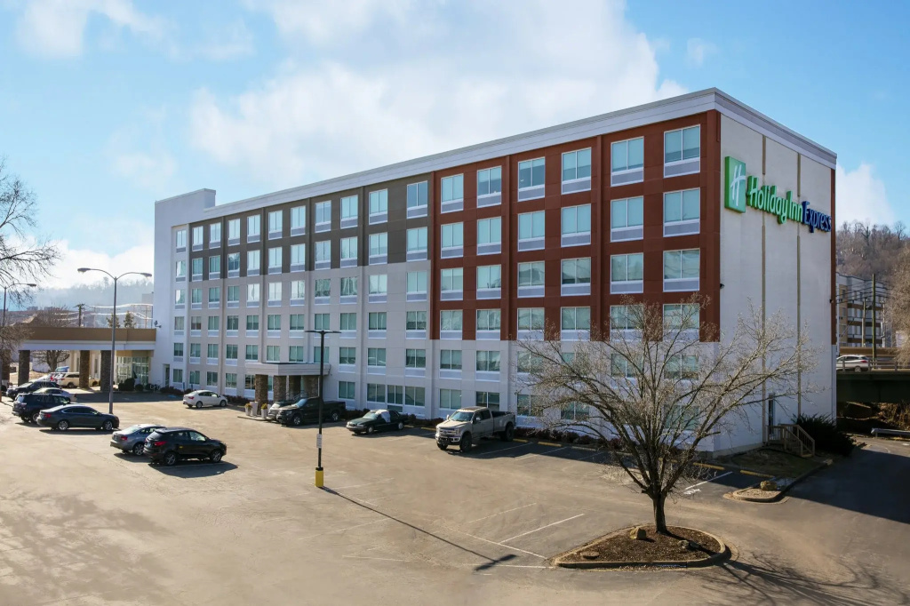 Holiday Inn Express Charleston-Civic Center by IHG