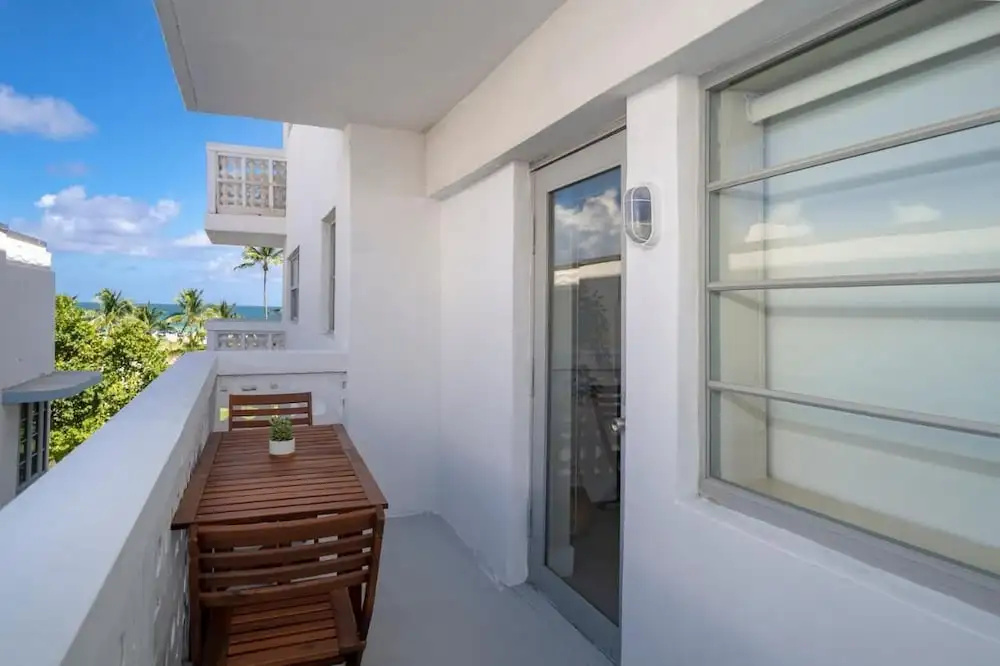 Grand Double Suite with balcony and with partial ocean view (full double bed)