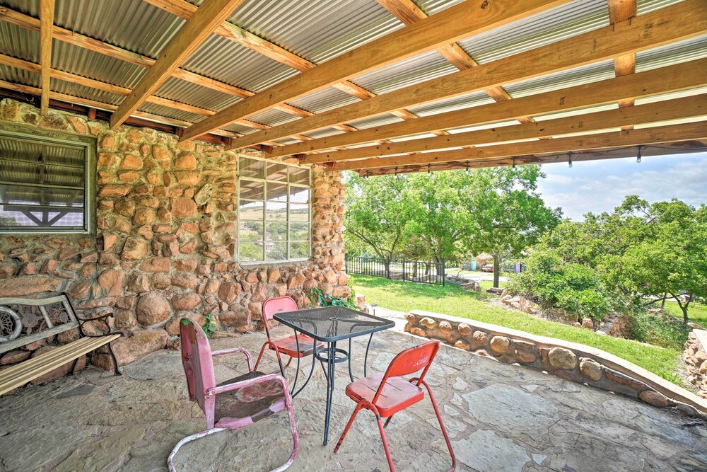 Enchanting Hilltop Cottage in Medicine Park!