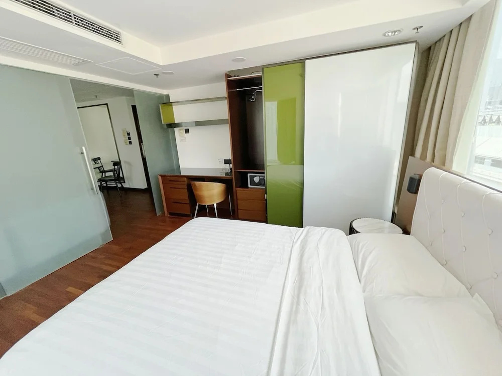 1 Bedroom Apartment with city view