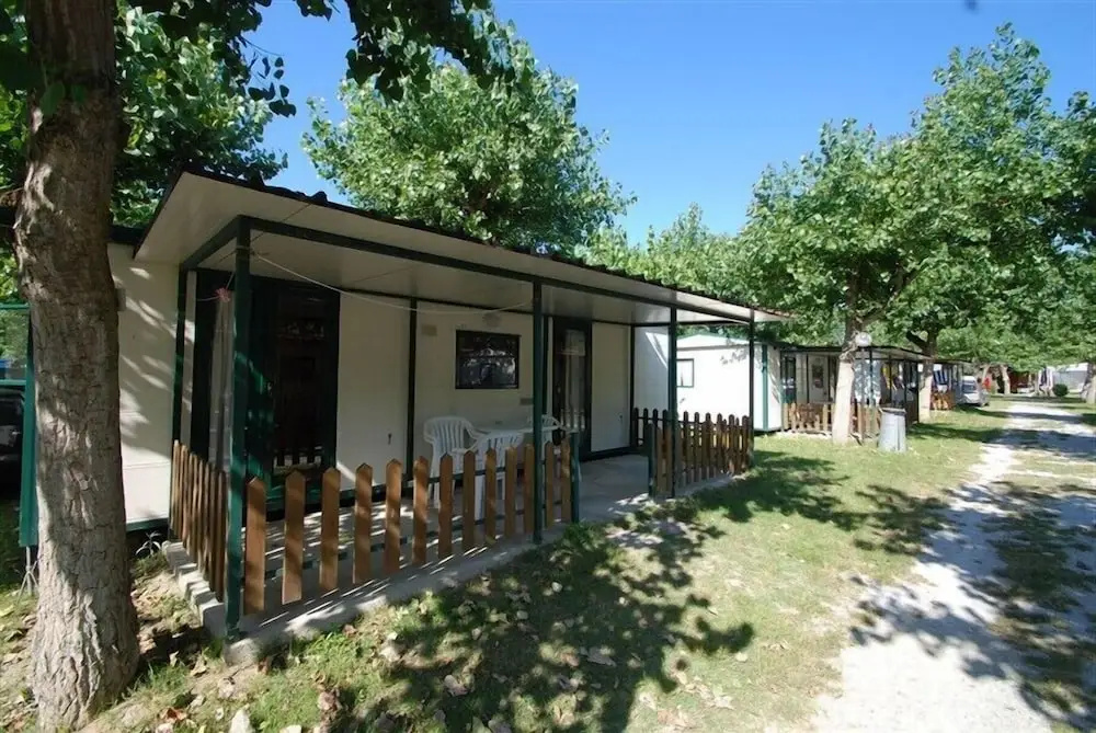 2 Bedrooms Bungalow