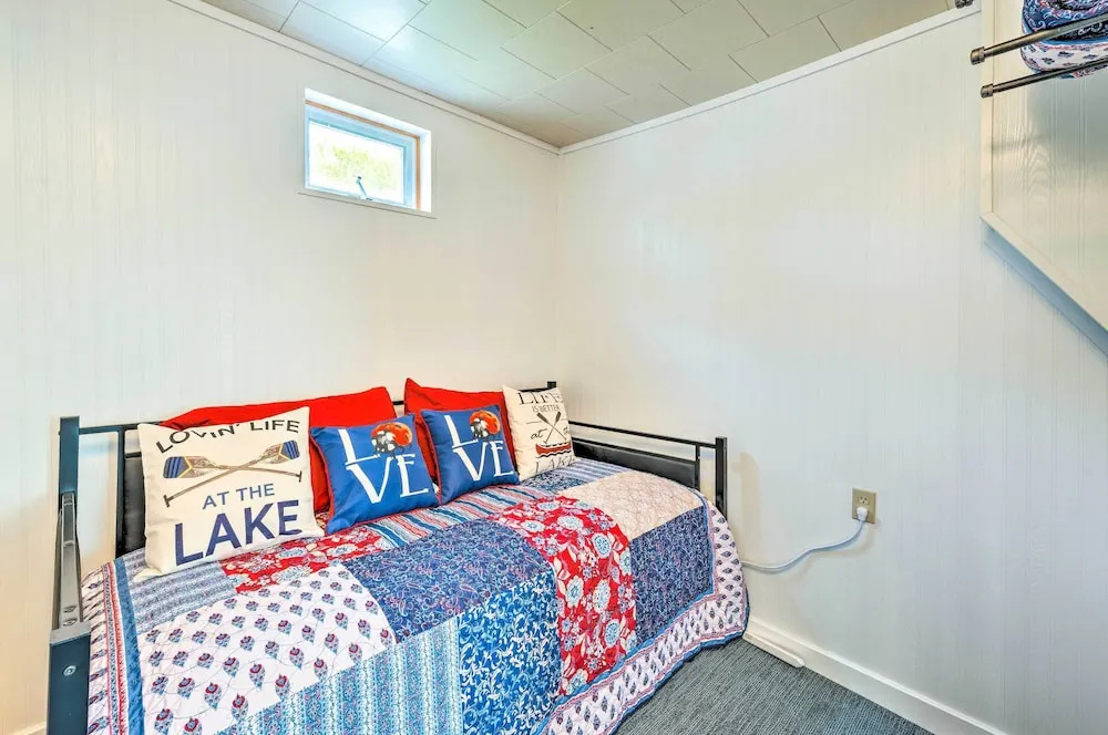 Historic Cabin Retreat: Steps to Okoboji Lake
