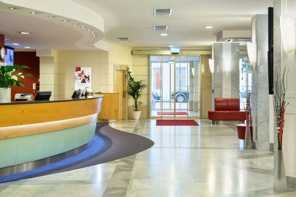 Lobby & Reception
