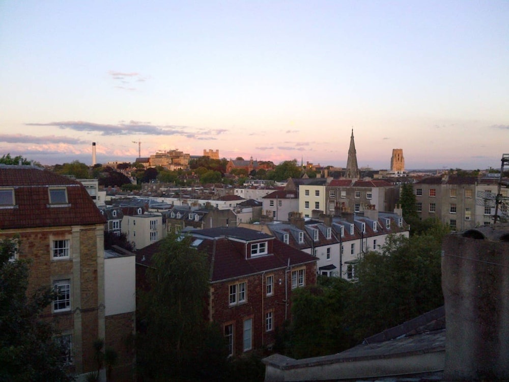 Spacious and Homely 3 Bedroom Clifton Flat