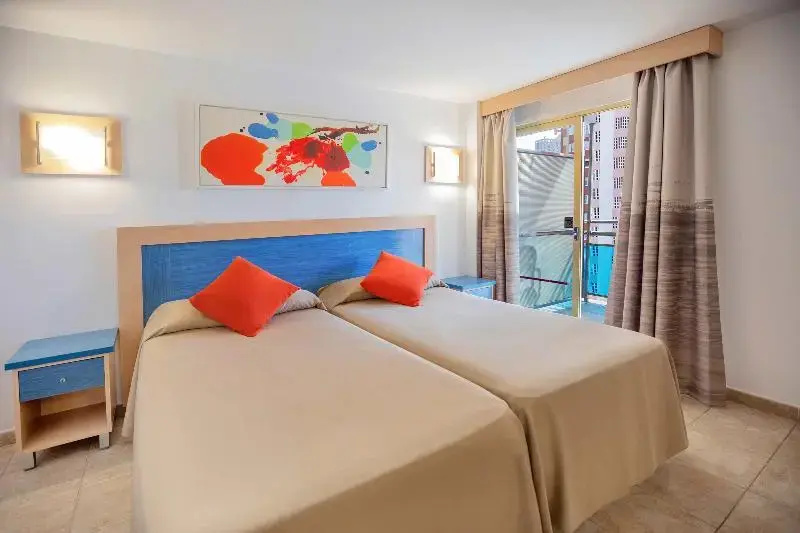 Double room with pool view (twin beds)